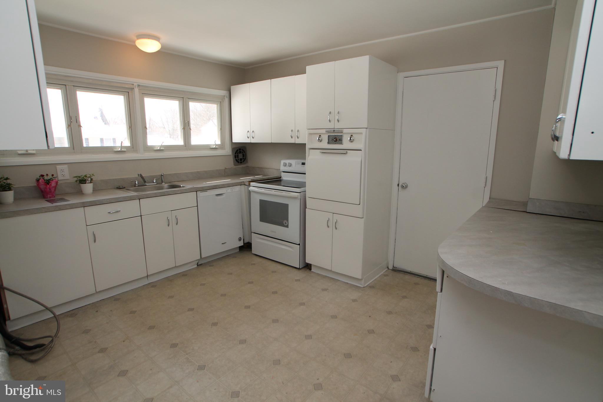 46 Harp Road Levittown, PA 19056 - Photo 5 of 28 Gallery Image 5