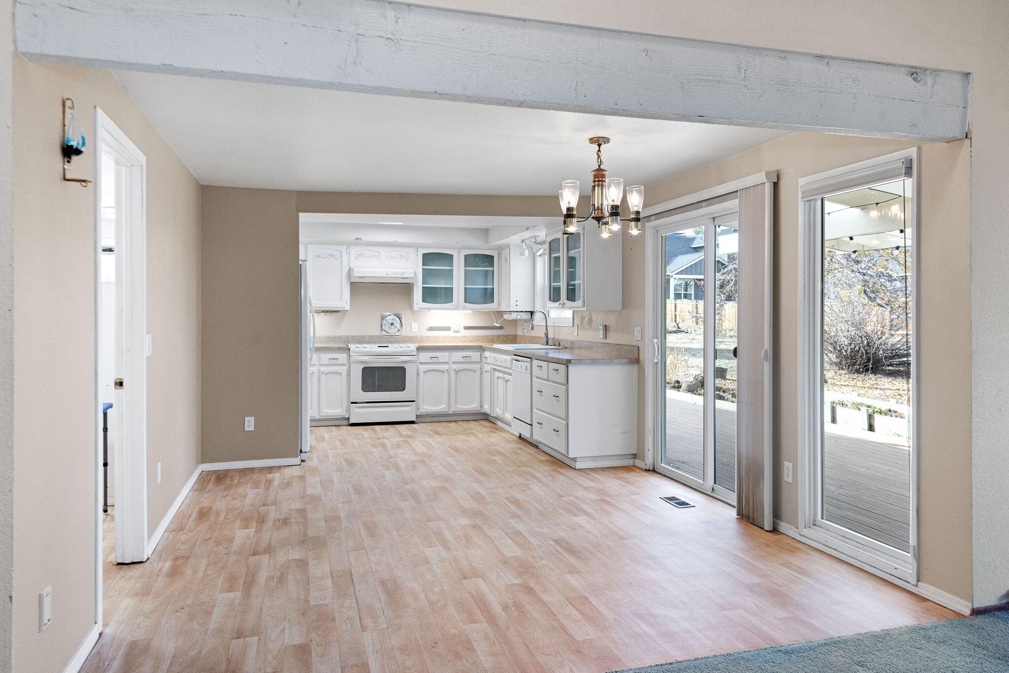 62895 Eagle Road Bend, OR 97701 - Photo 11 of 25 kitchen/dining area