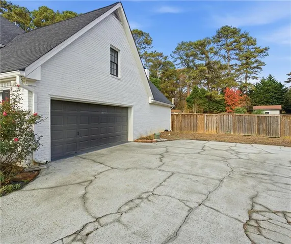 a view of back yard of the house