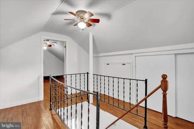 a view of entryway with a window