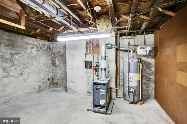 a view of empty room with ceiling fan