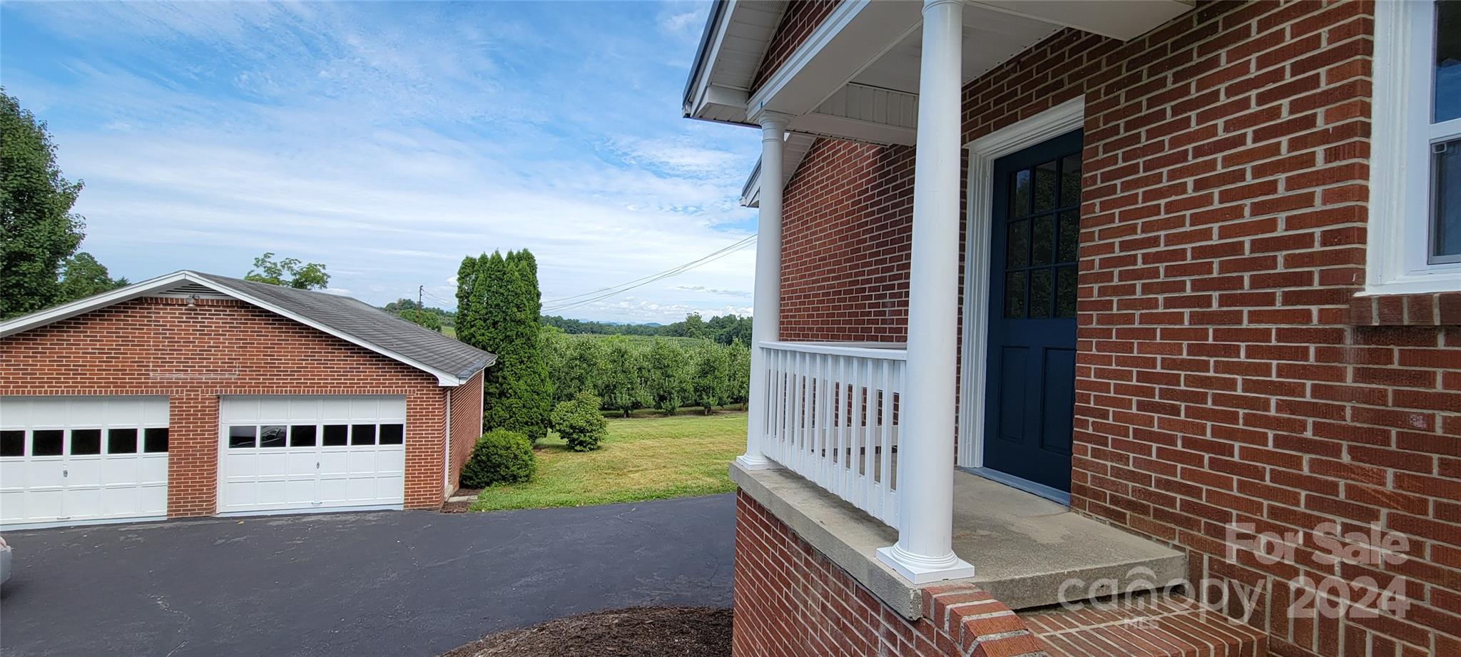 687 Ridge Road Hendersonville, NC 28792 - Photo 4 of 48 Gallery Image 4