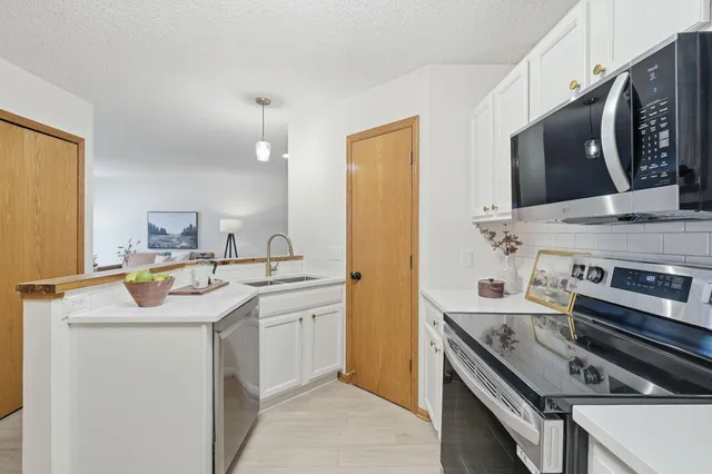 $259,900 | 2037 Gresham Avenue North, Oakdale, MN 55128