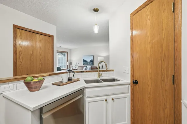 $259,900 | 2037 Gresham Avenue North, Oakdale, MN 55128