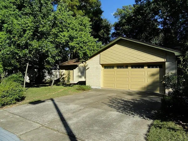 $2,200 | 9 North Deerfoot Circle, The Woodlands, TX 77380