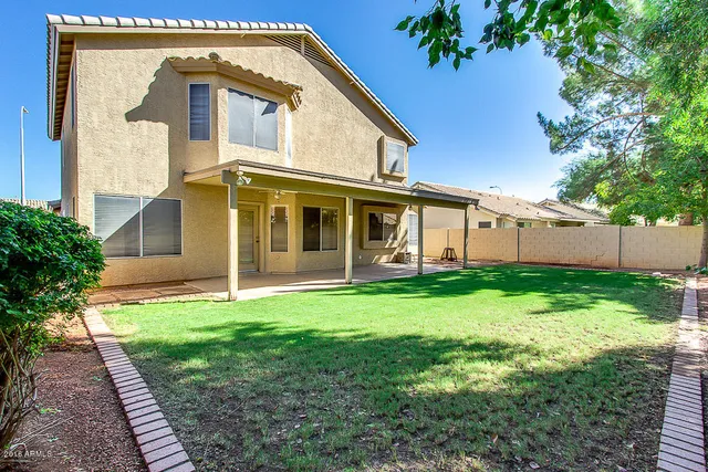 a view of a house with backyard and garden
