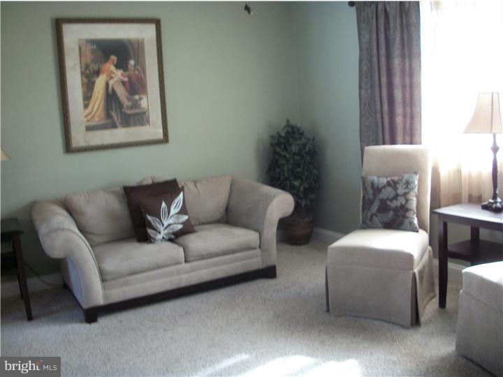989 Marian Road Warminster, PA 18974 - Photo 2 of 22 Living Room