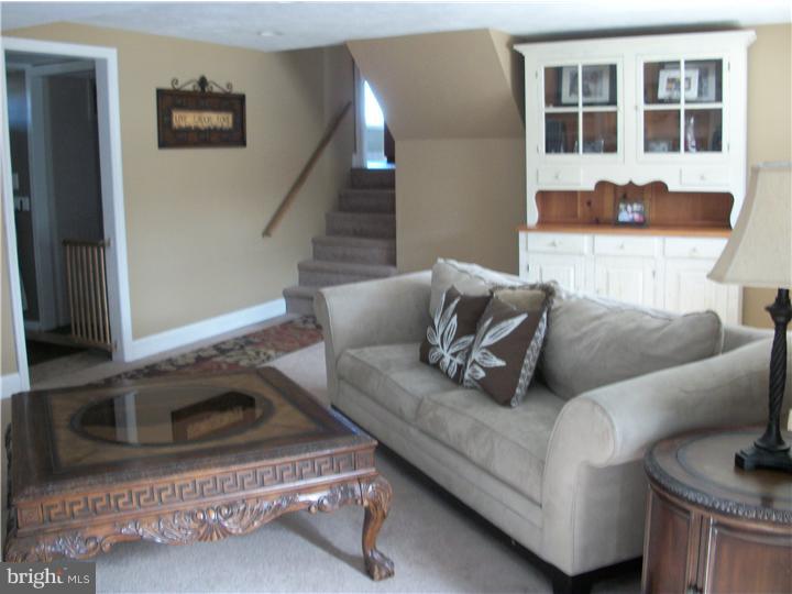 989 Marian Road Warminster, PA 18974 - Photo 11 of 22 Family Room