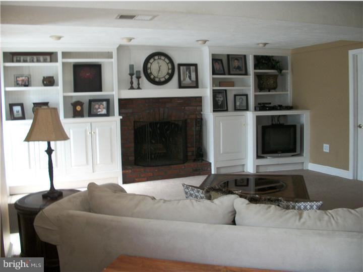 989 Marian Road Warminster, PA 18974 - Photo 10 of 22 Family Room