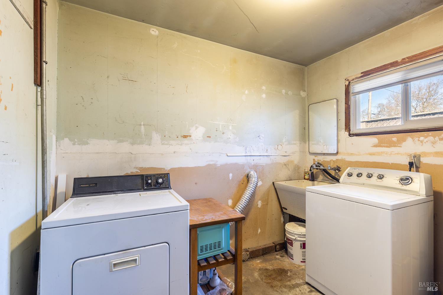 1225 Matanzas Way Santa Rosa, CA 95405 - Photo 32 of 44 a utility room with dryer and washer