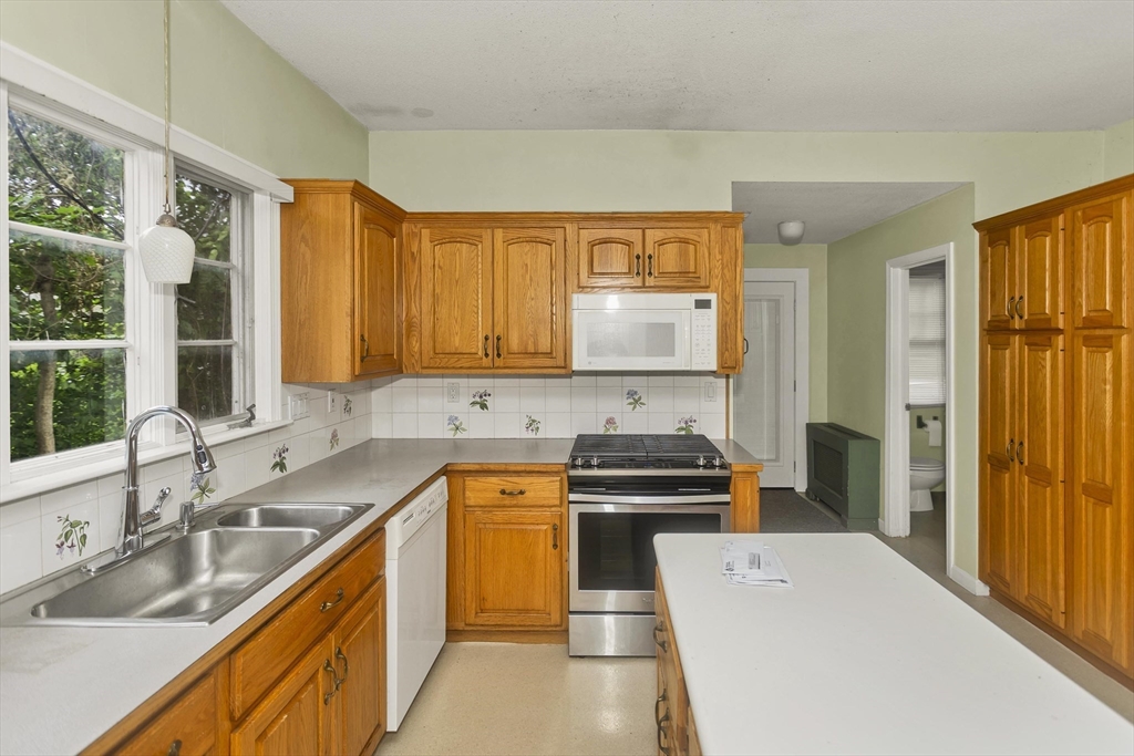 31 Trinity Terrace Springfield, MA 01108 - Photo 10 of 39