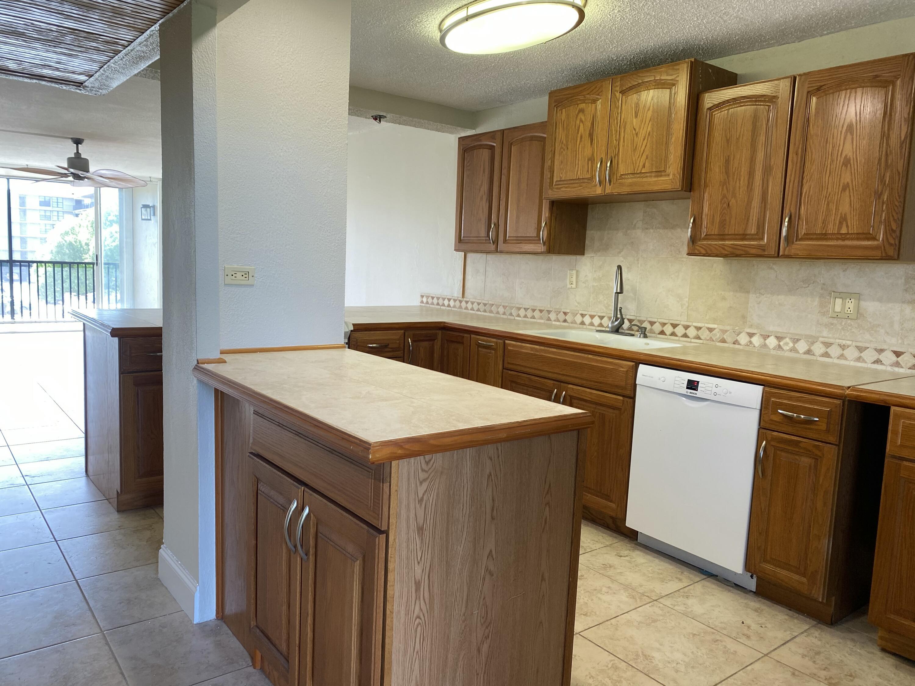 4 Royal Palm Way, Unit 308 Boca Raton, FL 33432 - Photo 3 of 33 20250225_151630937_iOS