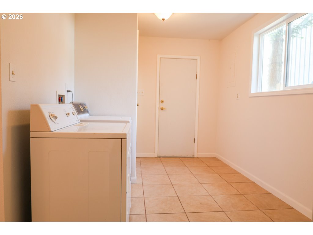 610 Tiara Street Lakeside, OR 97449 - Photo 18 of 28 a utility room with dryer and washer
