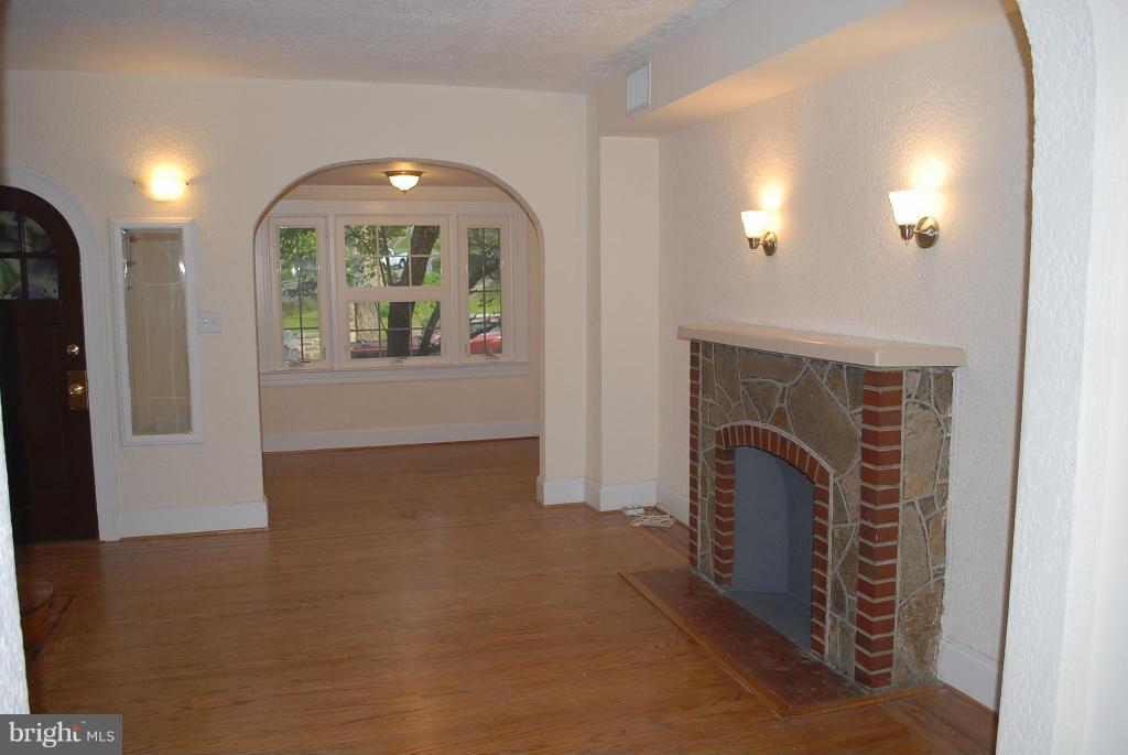 6212 Frederick Road Catonsville, MD 21228 - Photo 4 of 21 Living Room