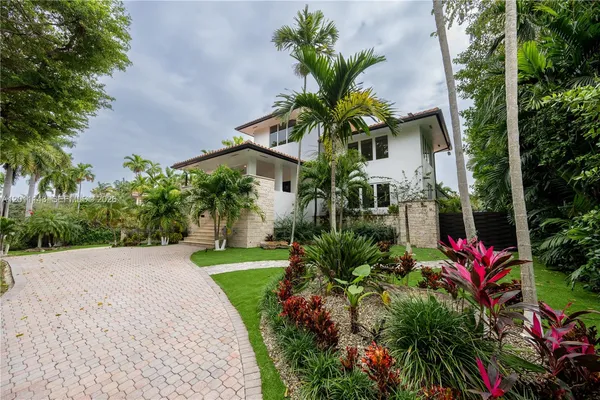 $35,995 | 7125 Los Pinos Boulevard, Miami, FL 33143