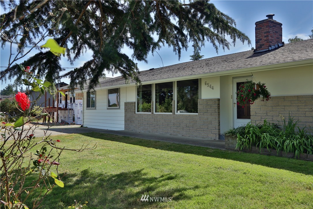 6544 Humphrey Road Clinton, WA 98236 - Photo 2 of 22 Gallery Image 2