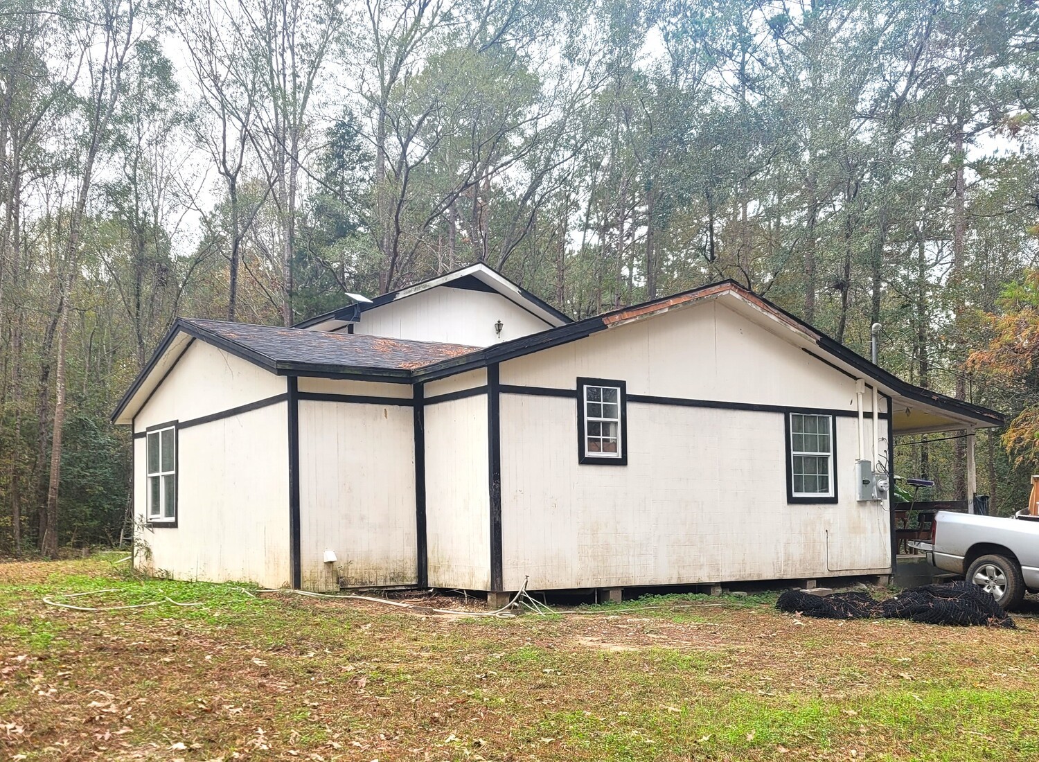 a view of a house with a yard