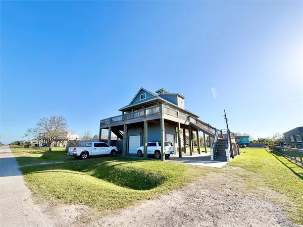 $2,000 | 1051 Honeysuckle, Crystal Beach, TX 77650