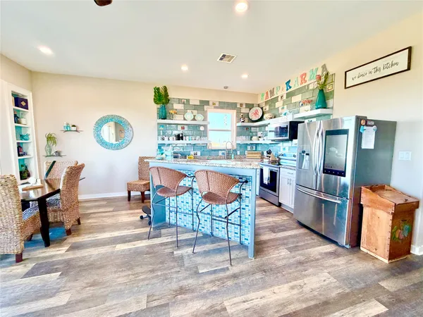 $2,000 | 1051 Honeysuckle, Crystal Beach, TX 77650