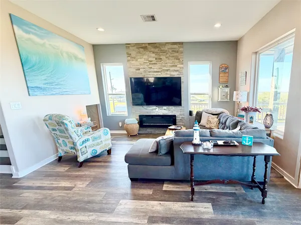 $2,000 | 1051 Honeysuckle, Crystal Beach, TX 77650