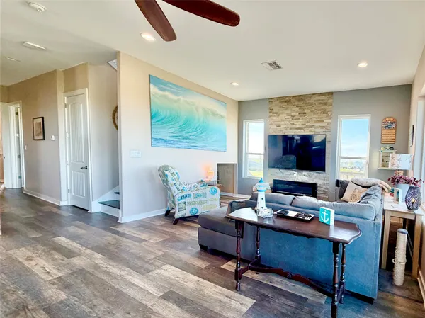 $2,000 | 1051 Honeysuckle, Crystal Beach, TX 77650