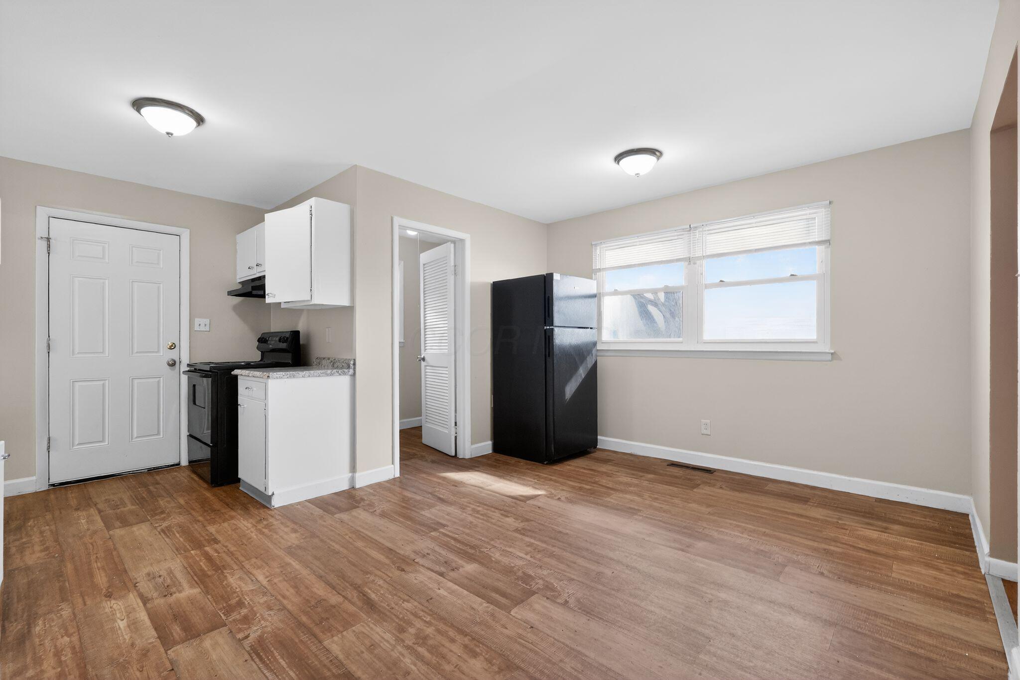 212 East Alcott Road Columbus, OH 43207 - Photo 10 of 31 15_212_E_Alcott_Rd_Columbus_OH_43207-Kit