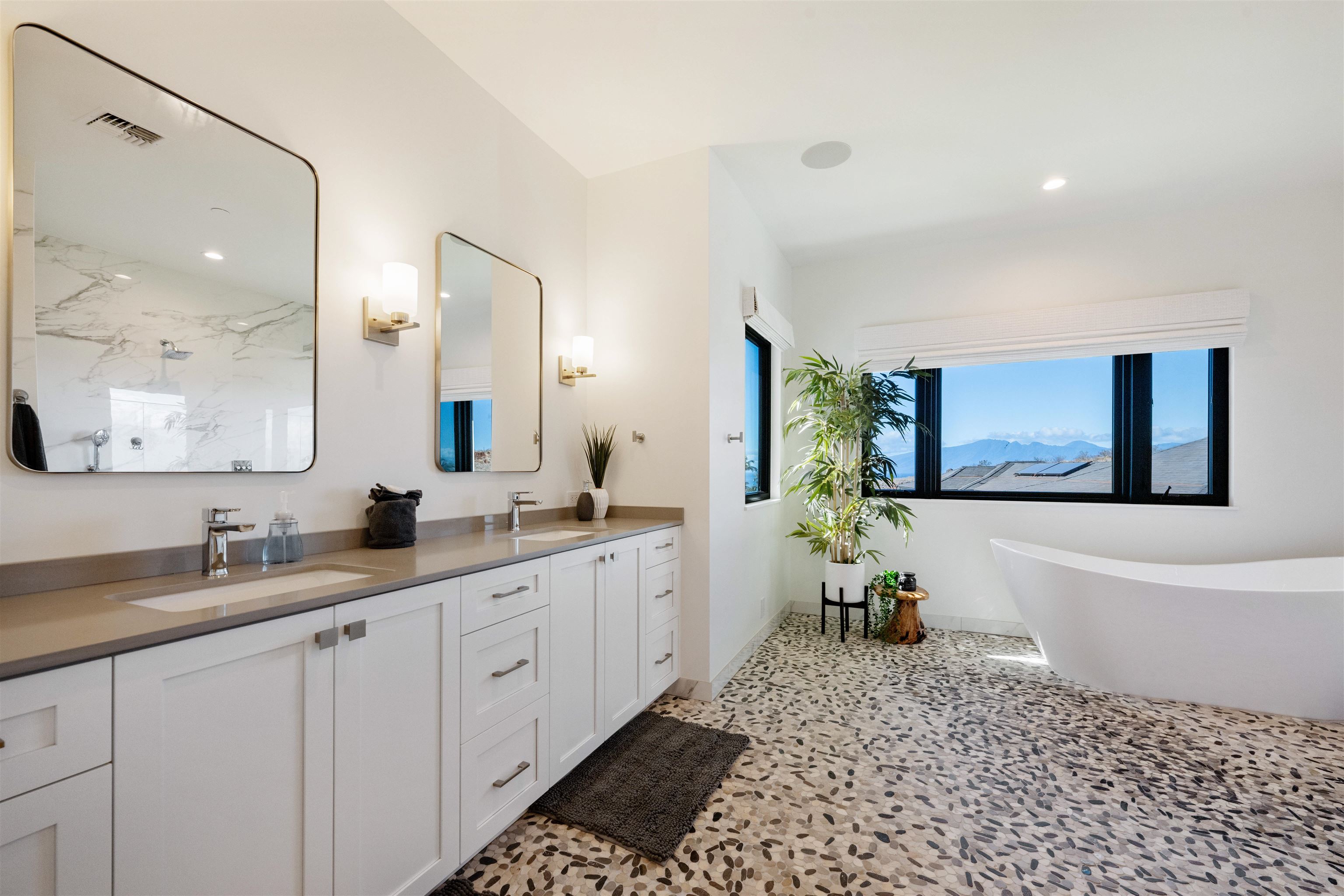804 Anapuni Loop Lahaina, HI 96761 - Photo 20 of 49 a spacious bathroom with a double vanity sink a mirror and a bathtub
