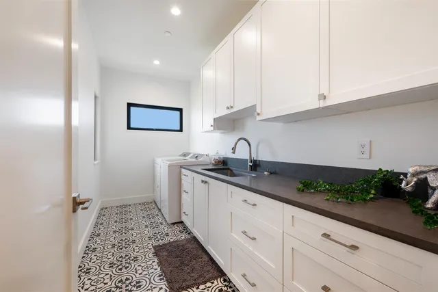 a view of back yard of the house