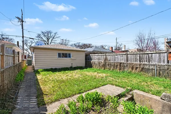 a view of a backyard with pathway