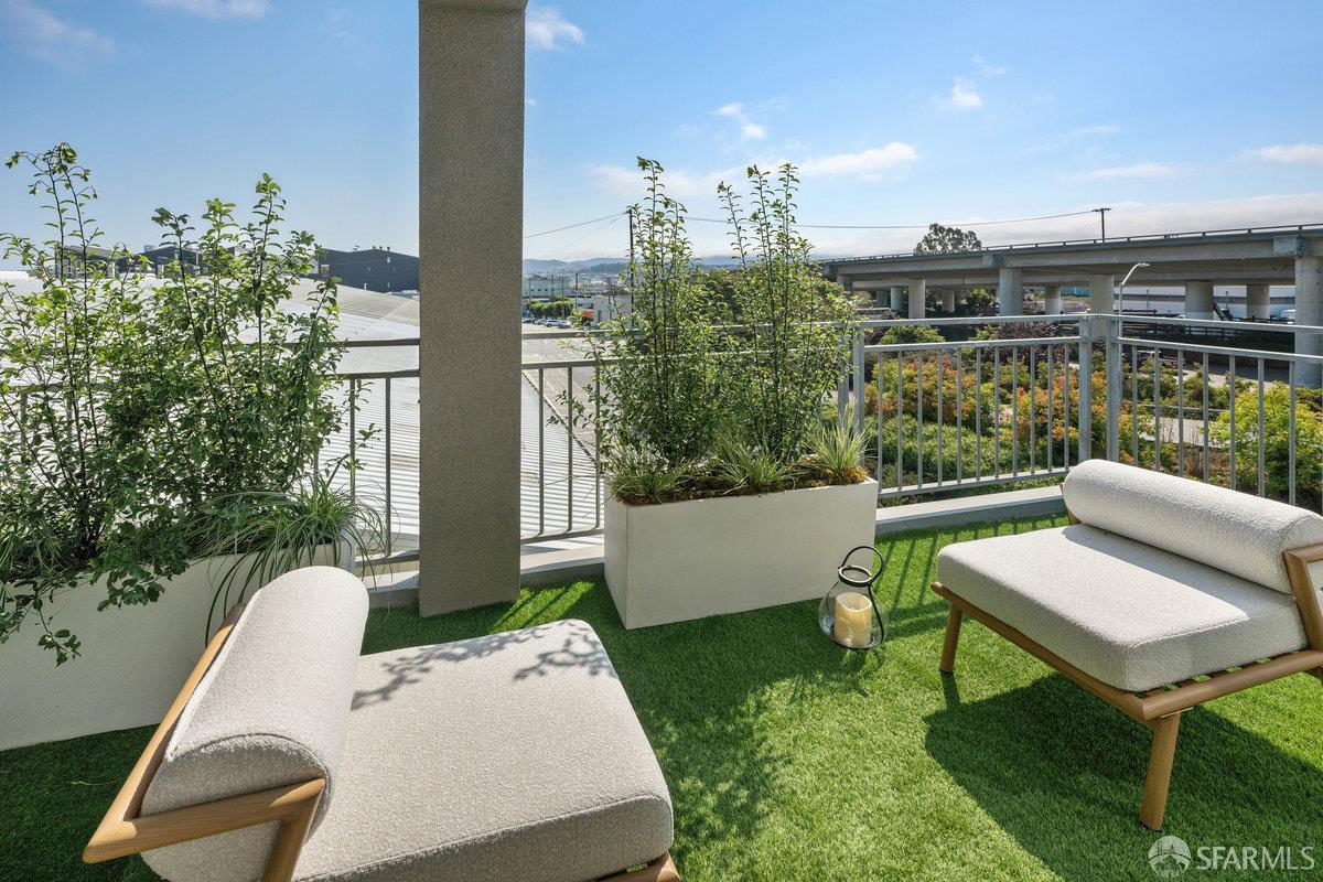 1325 Indiana Street, Unit 301 San Francisco, CA 94107 - Photo 5 of 41 a view of a chairs and table in patio of the house