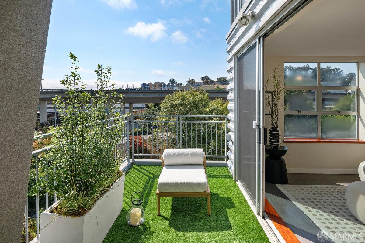 1325 Indiana Street, Unit 301 San Francisco, CA 94107 - Photo 6 of 41 a balcony with table and chairs