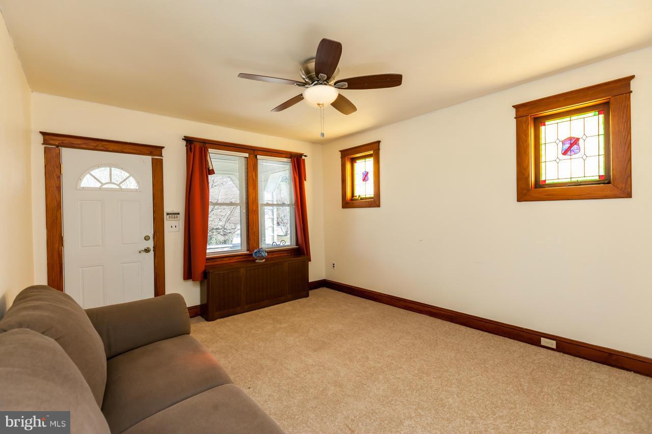 802 Warwick Road Baltimore, MD 21229 - Photo 4 of 30 Living Room