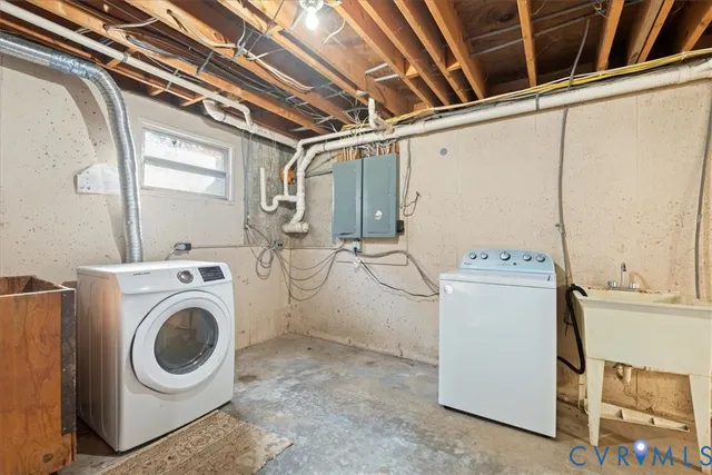 a view of livingroom with furniture