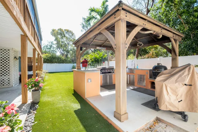 a view of a house with backyard