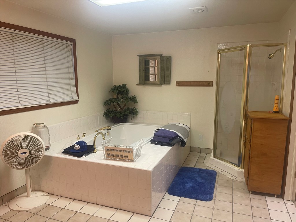 400 Center Street Buffalo, TX 75831 - Photo 11 of 16 primary tub and shower