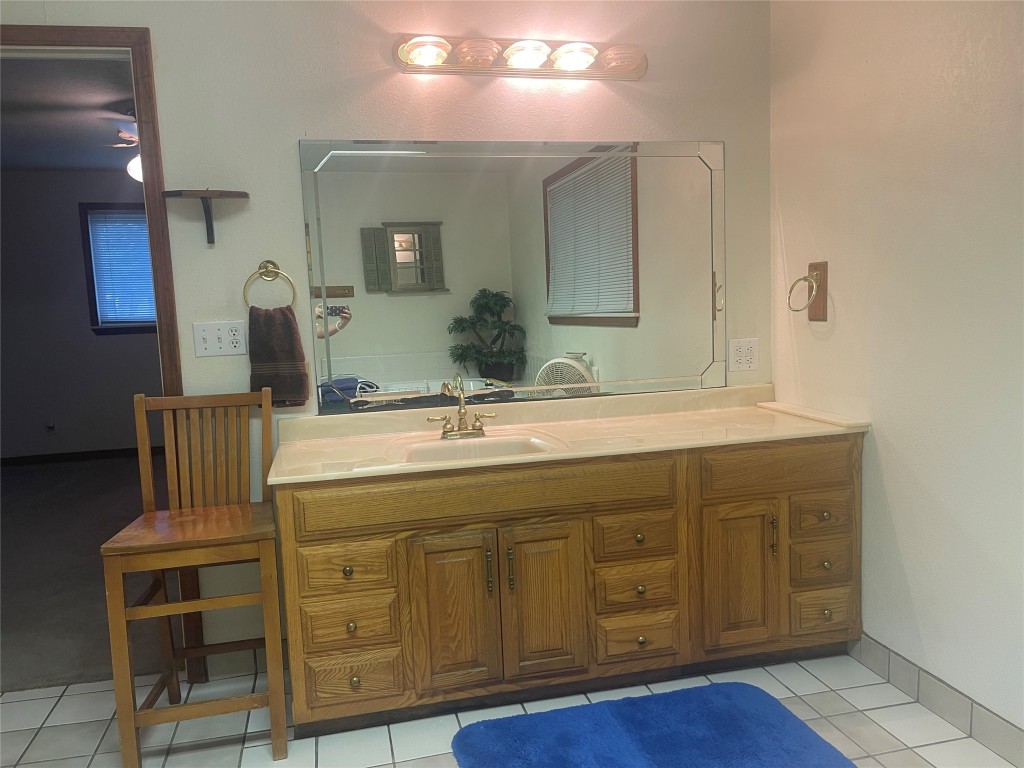 400 Center Street Buffalo, TX 75831 - Photo 10 of 16 primary vanity