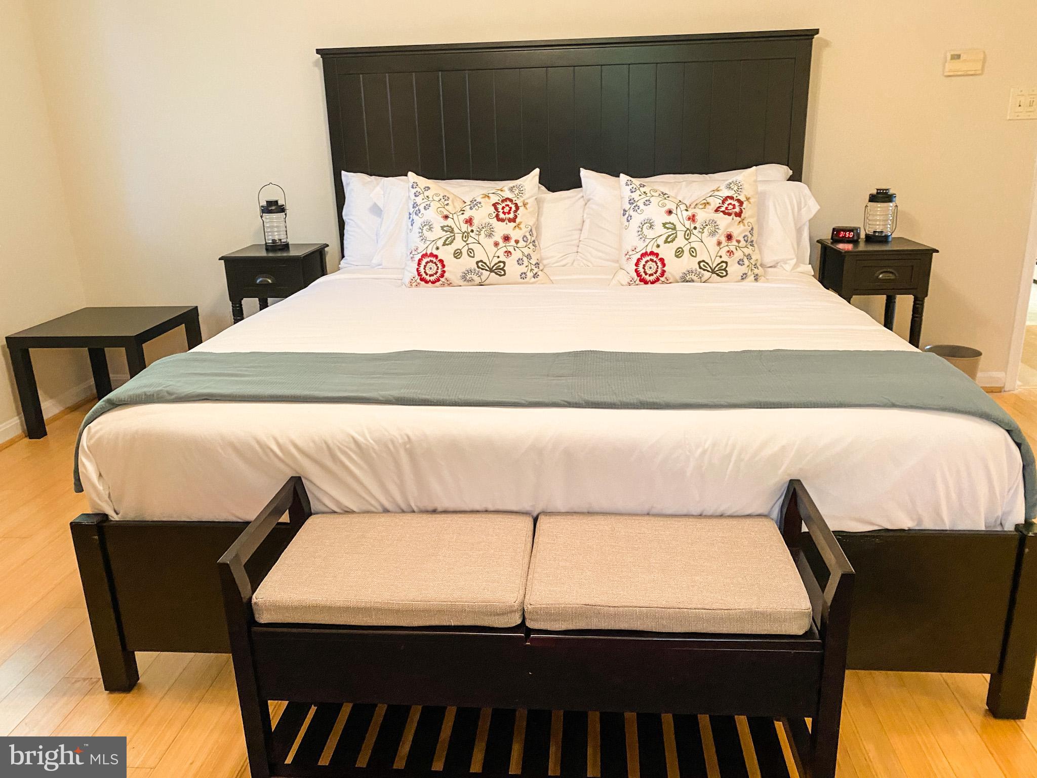 122 East Bay View Drive Annapolis, MD 21403 - Photo 23 of 30 a bedroom with a bed and window