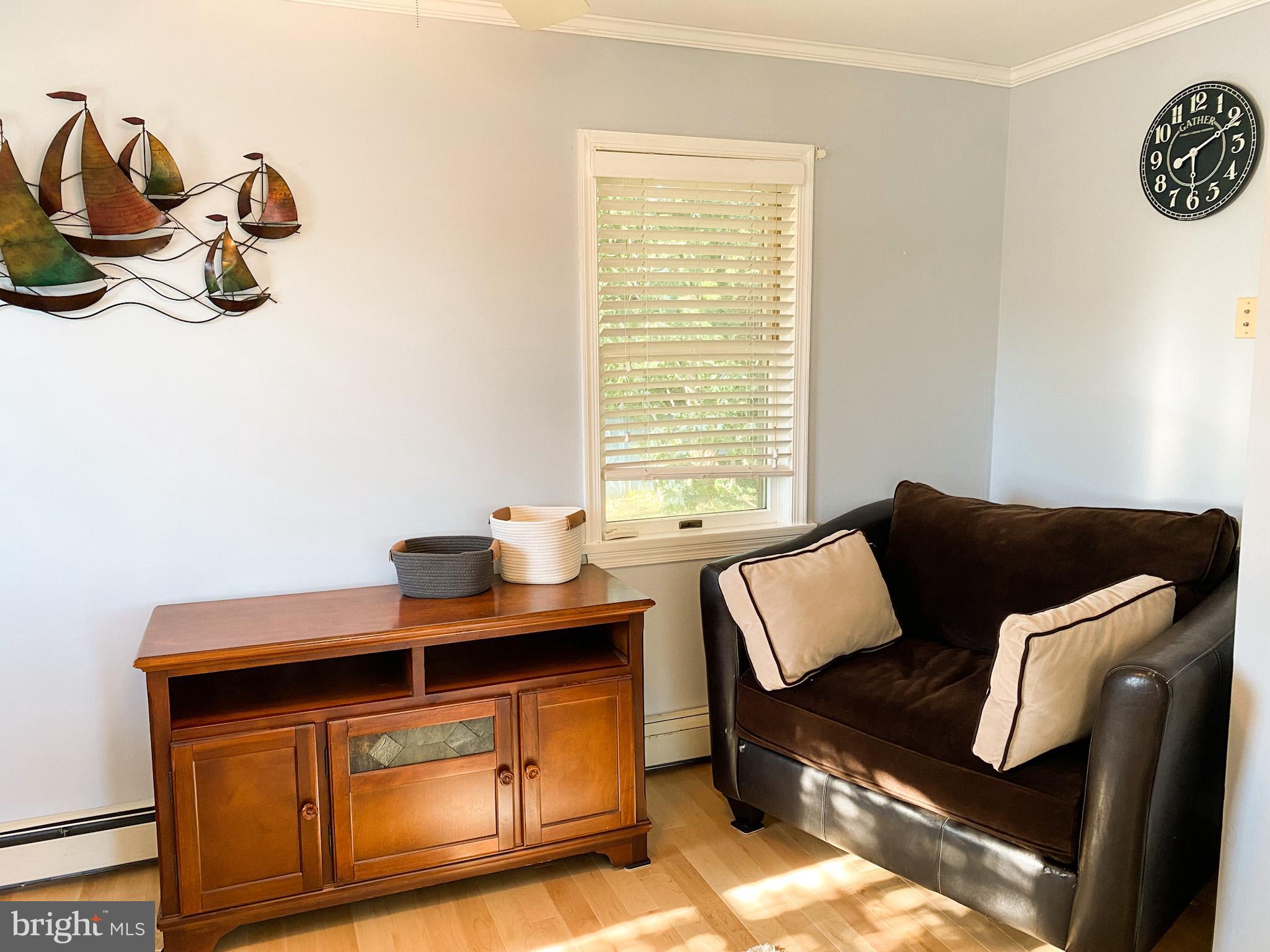 122 East Bay View Drive Annapolis, MD 21403 - Photo 26 of 30 a living room with furniture and a window