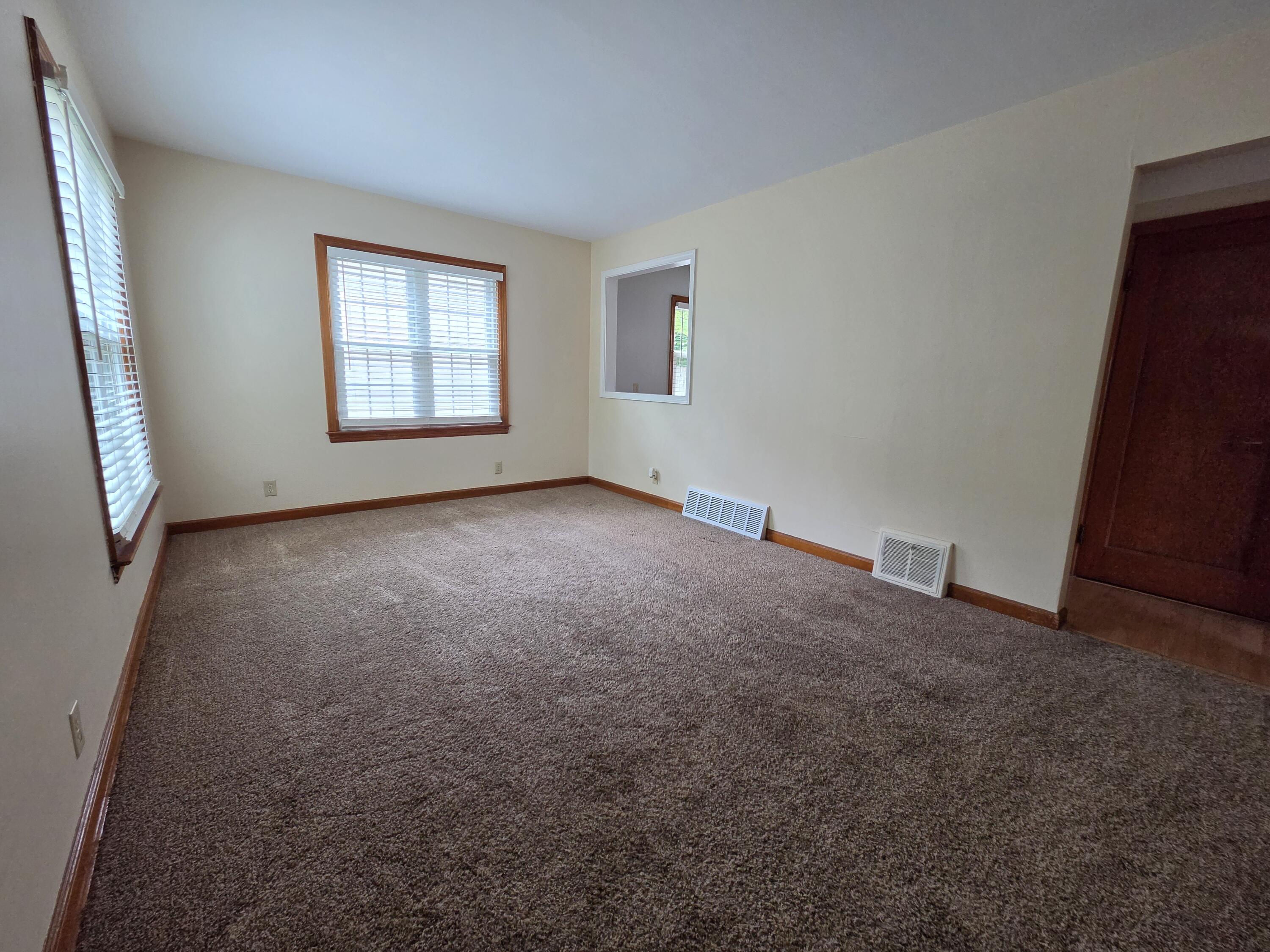 3265 South Burrell Street Milwaukee, WI 53207 - Photo 4 of 39 Living Room