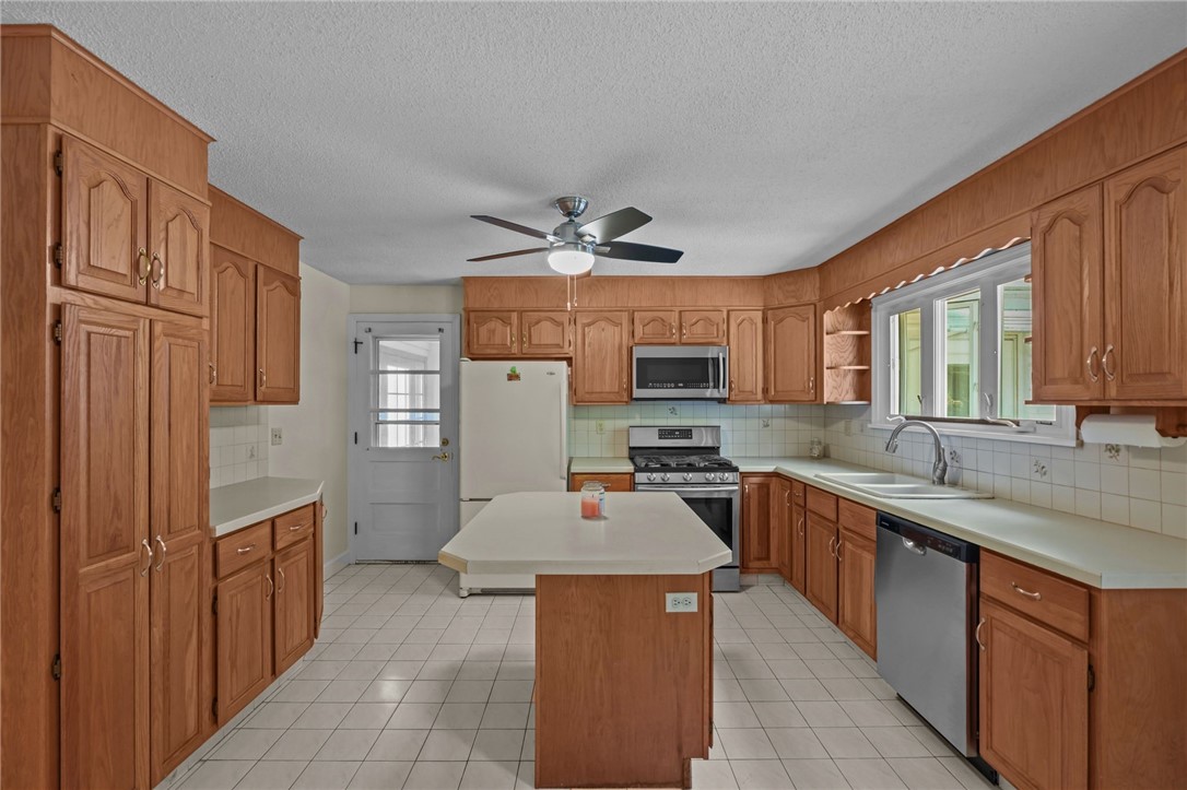 2 North Capalbo Drive Westerly, RI 02808 - Photo 7 of 34