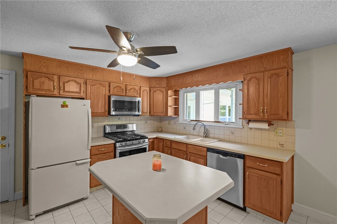 2 North Capalbo Drive Westerly, RI 02808 - Photo 8 of 34