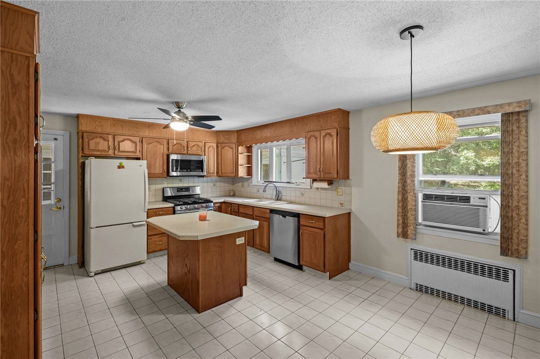 2 North Capalbo Drive Westerly, RI 02808 - Photo 9 of 34