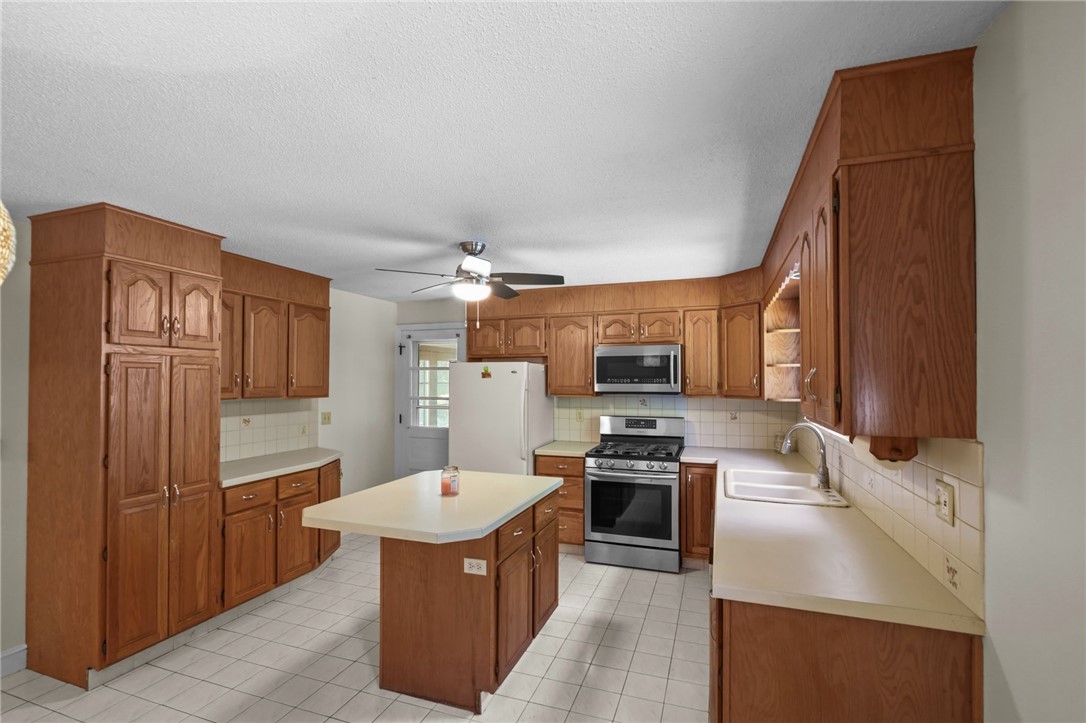 2 North Capalbo Drive Westerly, RI 02808 - Photo 10 of 34