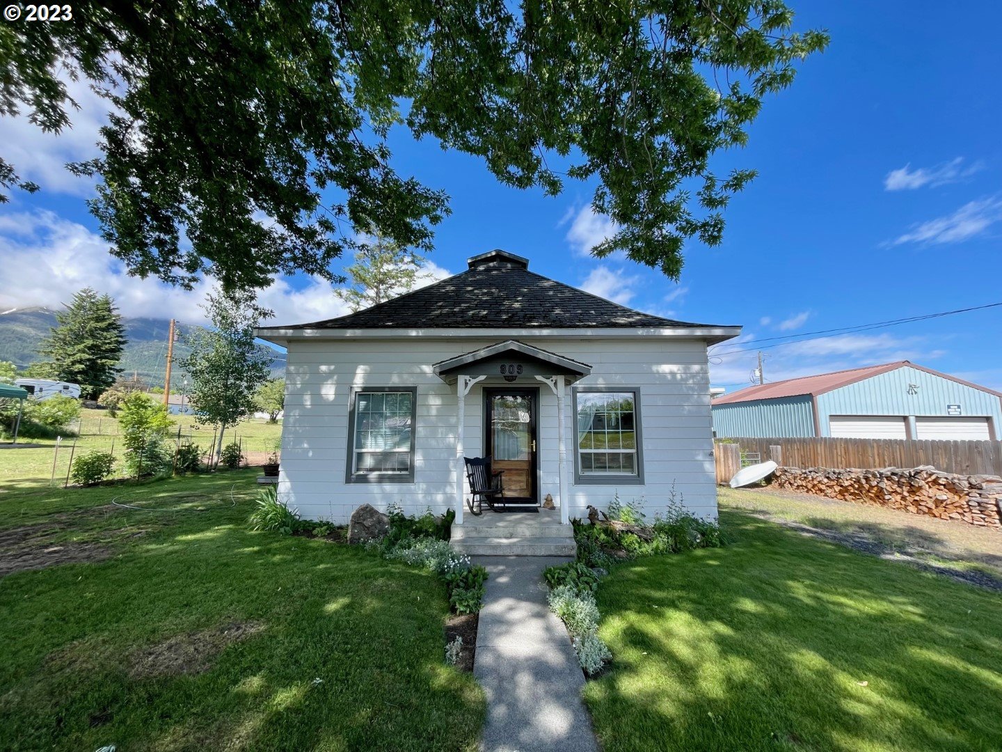 809 South Lake Street Joseph, OR 97846 - Photo 2 of 38 a front view of a house with garden