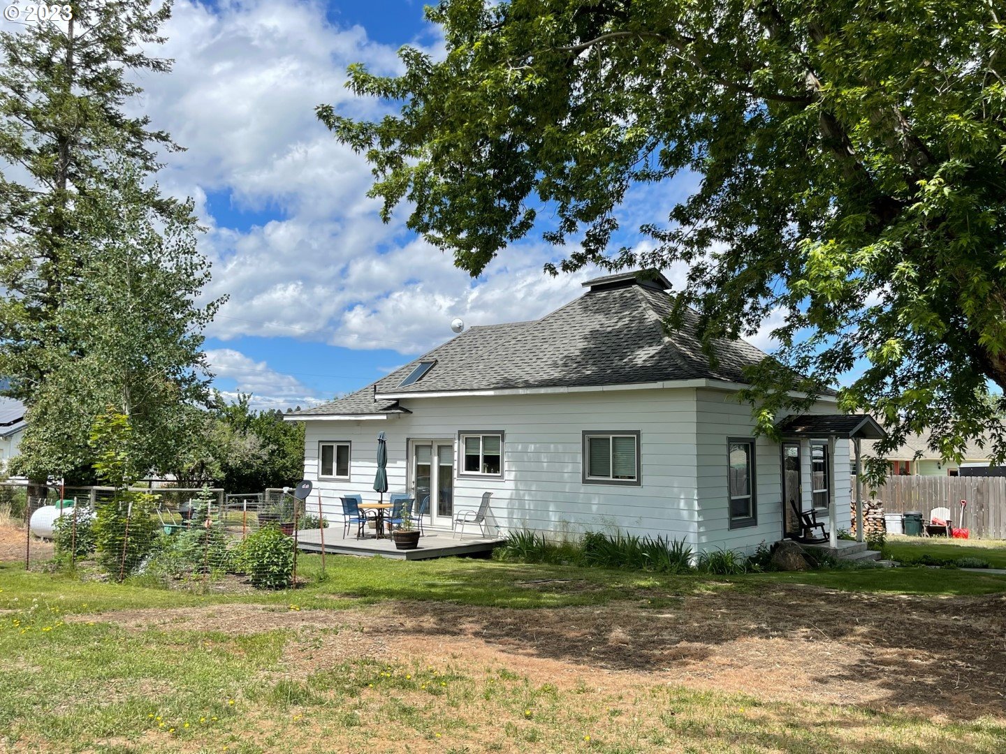 809 South Lake Street Joseph, OR 97846 - Photo 29 of 38 a front view of a house with garden