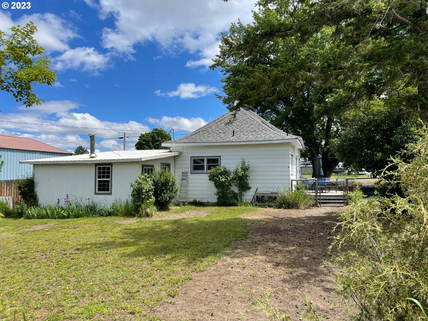 809 South Lake Street Joseph, OR 97846 - Photo 31 of 38 a front view of a house with garden