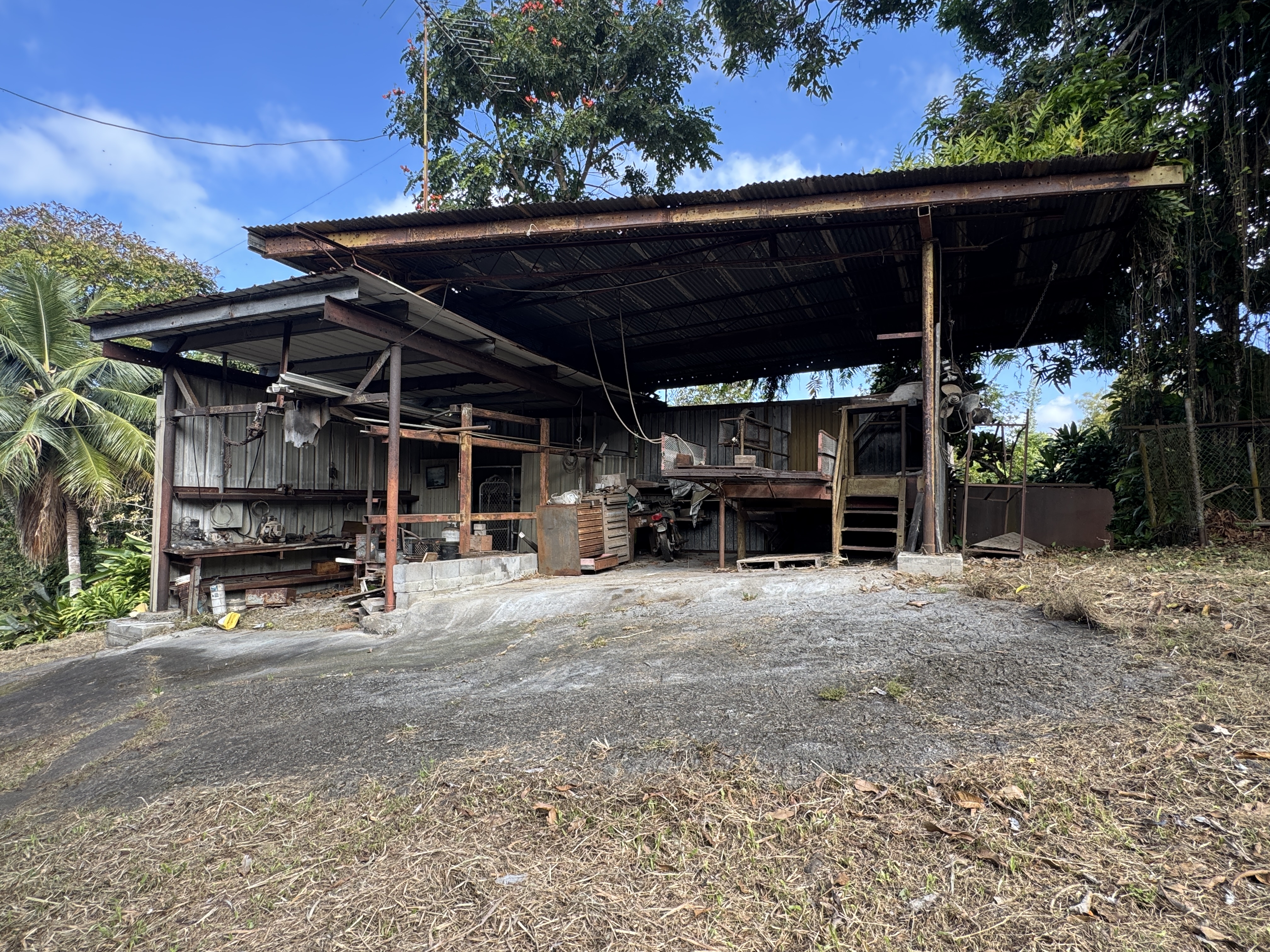 84-5040 Hawaiʻi Belt Road Captain Cook, HI 96704 - Photo 27 of 30 a view of back yard of a house