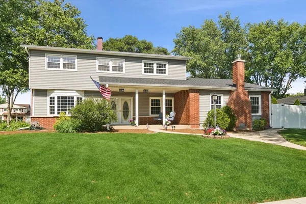 $630,000 | 1319 North Columbine Drive, Mount Prospect, IL 60056