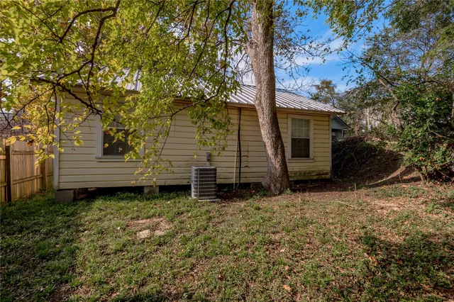 a view of a back yard of the house