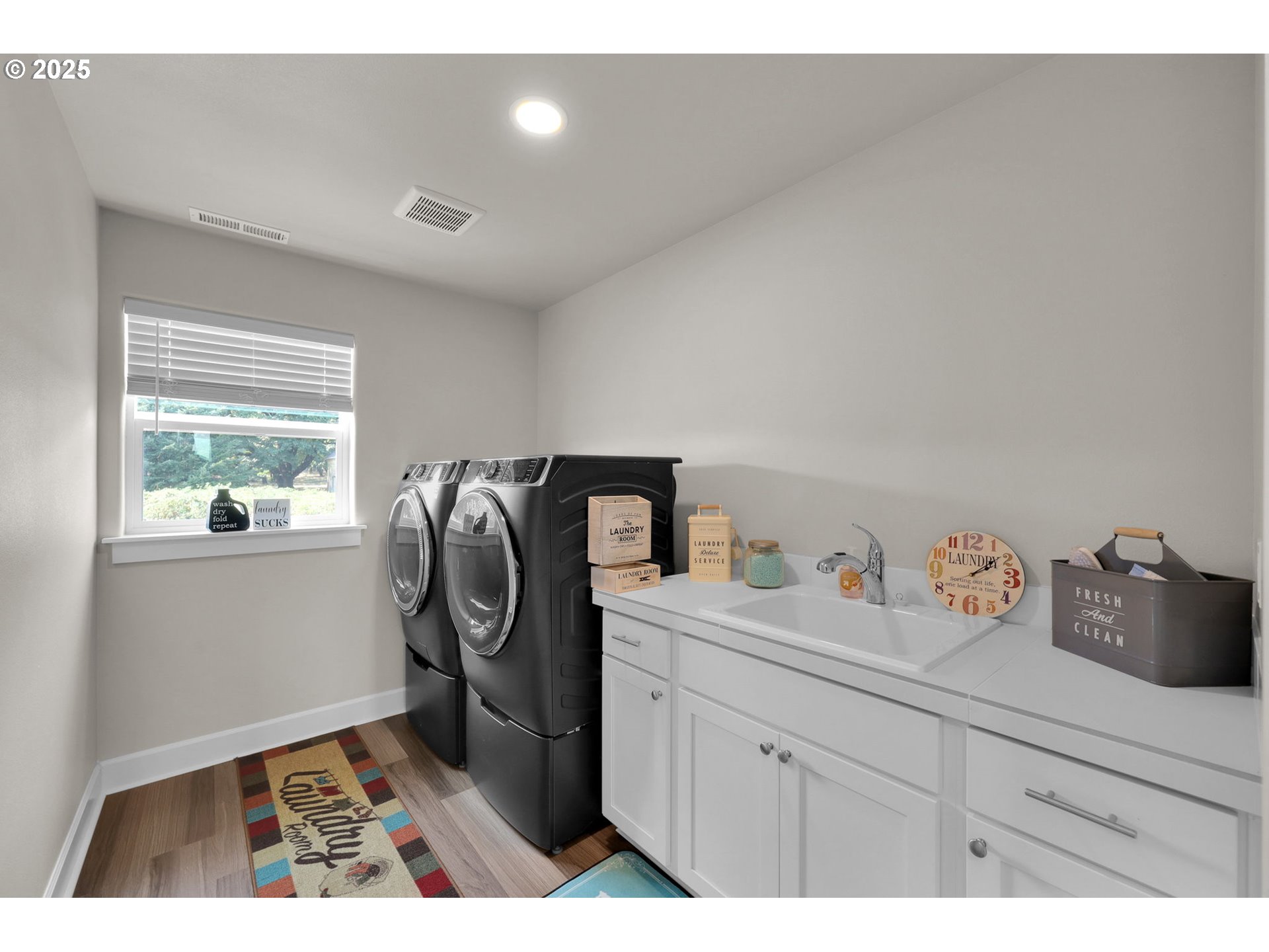 580 South 10th Street Monroe, OR 97456 - Photo 32 of 45 a utility room with sink dryer and washer